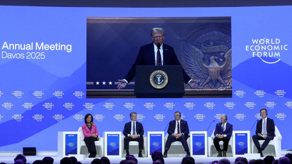 Donald Trump, presidente de Estados Unidos, conversa con Ana Botín, presidenta de Santander;  Brian Moynihan, CEO de Bank of America; Patrick Pouyanne, CEO de TotalEnergies; Stephen Schwarzman, CEO de Blackstone Group y Borge Brende, presidente y CEO del Foro Económico Mundial.