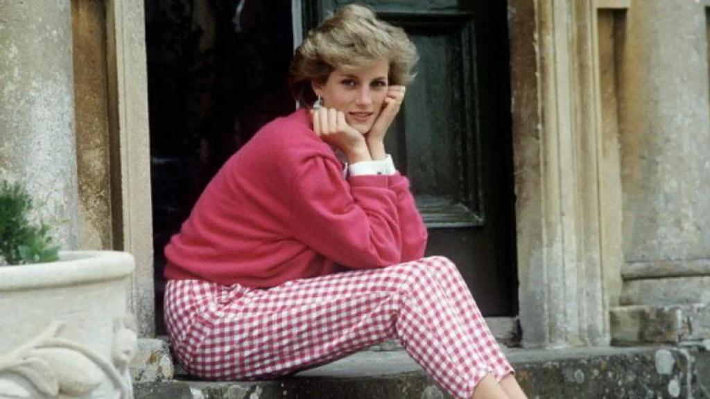 Diana, sentada en un escalón de su casa, Highgrove House, en Doughton, Gloucestershire, el 18 de julio de 1986. Tim Graham Photo Library vía
