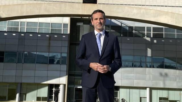 Vicente Ordaz ante la sede de À Punt. EE