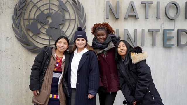 De izquierda a derecha: Josefina Tiu Pu (Guatemala), Naty Coronado (España), Sandra Hellario (Sudán del Sur) y Dheysi Gonzales (Perú) frente al Alto Comisionado de las Naciones Unidas por los Derechos Humanos en Ginebra.