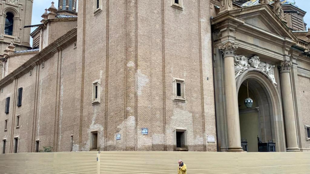 Varias torres de la basílica permanecen valladas por precaución en la actualidad.