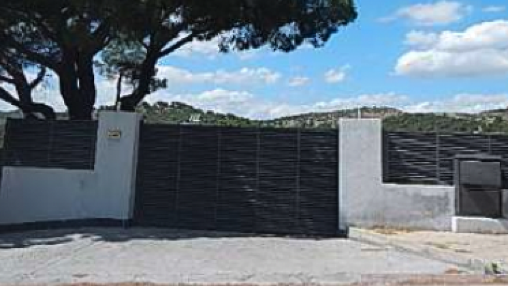 Puerta del chalet situado en Las Rozas (Madrid) que Claudio Rivas cedió a Manuel Sallés como pago de una deuda.