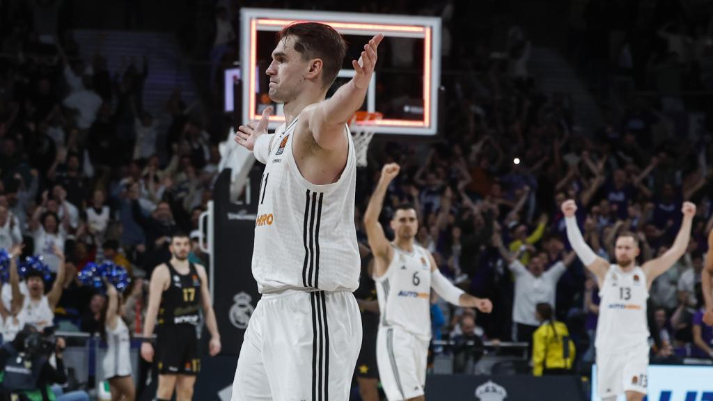 Mario Hezonja celebra el triple en el último segundo del partido.
