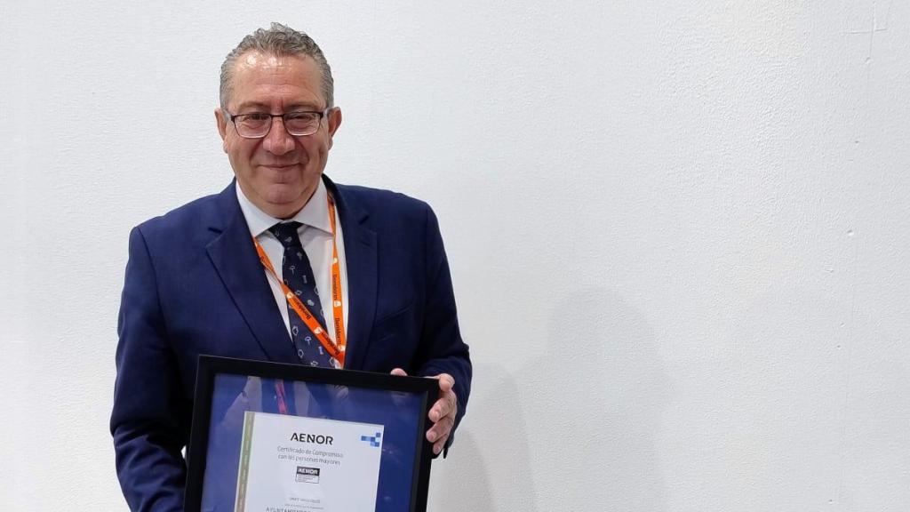El alcalde de Benidorm, Toni Pérez, con el certificado AENOR de municipio comprometido con los mayores.