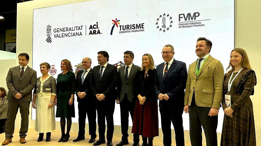 El presidente Carlos Mazón, centro, con los alcaldes y otras autoridades este jueve en Fitur.