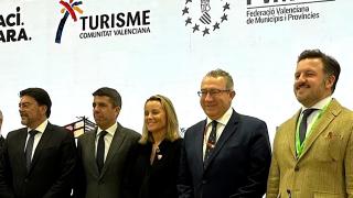 El presidente Carlos Mazón, centro, con los alcaldes y otras autoridades este jueve en Fitur.