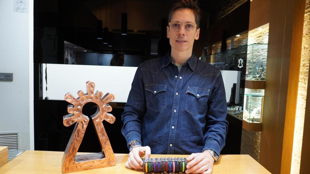 Javier Monge, joyero zaragozano con algunos modelos.
