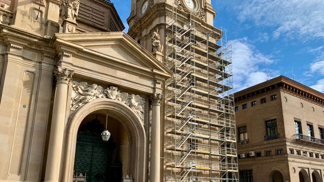 Los andamios han empezado a colocarse en la torre de Nuestra Señora del Pilar.