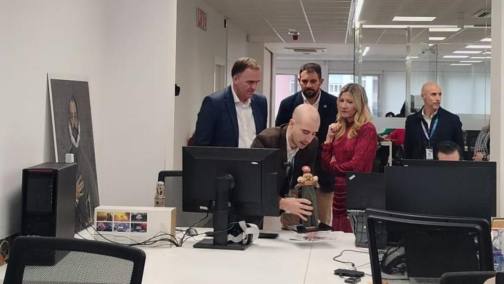 La vicepresidenta y consejera de Economía, Mar Vaquero, ha visitado este miércoles la sede de la empresa