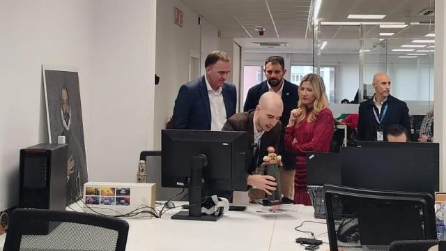 La vicepresidenta y consejera de Economía, Mar Vaquero, ha visitado este miércoles la sede de la empresa