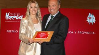 Susana Casanova con el galardón de Horeca 2024.