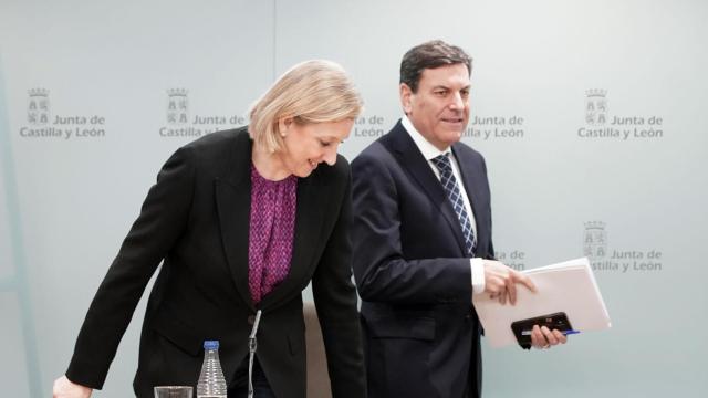 El consejero de Economía y Hacienda y portavoz de la Junta, Carlos Fernández Carriedo, y la vicepresidenta de la Junta y consejera de Familia e Igualdad de Oportunidades, Isabel Blanco, comparecen en rueda de prensa posterior al Consejo de Gobierno.