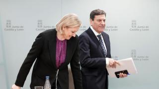 El consejero de Economía y Hacienda y portavoz de la Junta, Carlos Fernández Carriedo, y la vicepresidenta de la Junta y consejera de Familia e Igualdad de Oportunidades, Isabel Blanco, comparecen en rueda de prensa posterior al Consejo de Gobierno.