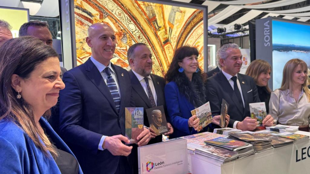 El alcalde de León, José Antonio Diez, junto a la ministra de Igualdad, Ana Redondo en el stand de León en Fitur 2025