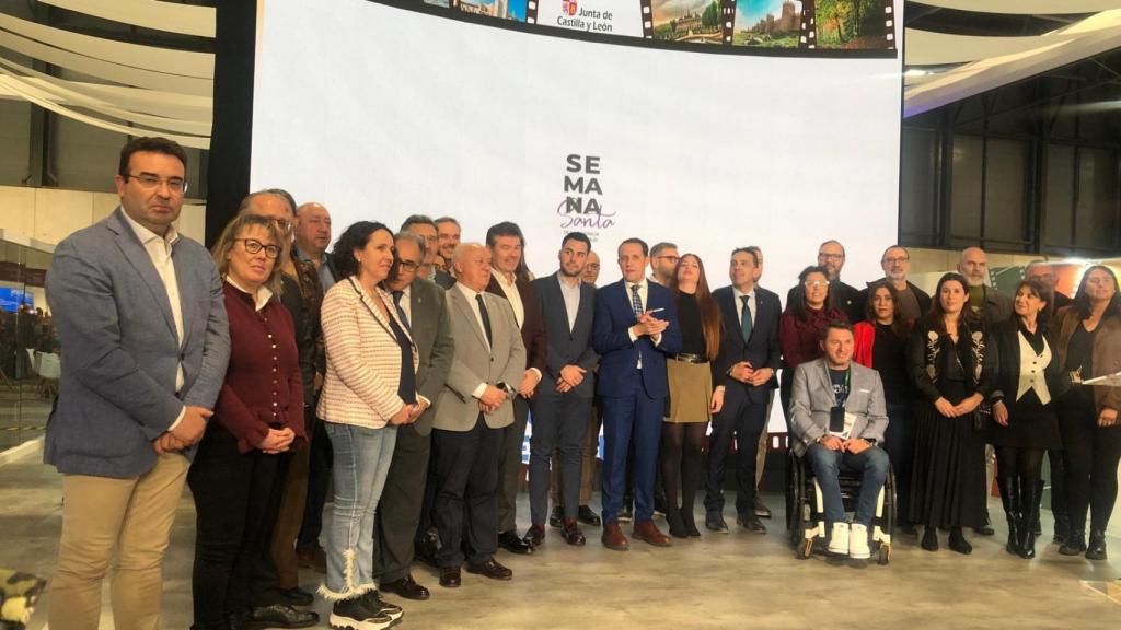 El presidente de la Diputación de Valladolid, Conrado Íscar, junto a miembros de la institución, representantes de las juntas de cofradías y representantes de las DO y rutas del vino en la presentación de Fitur