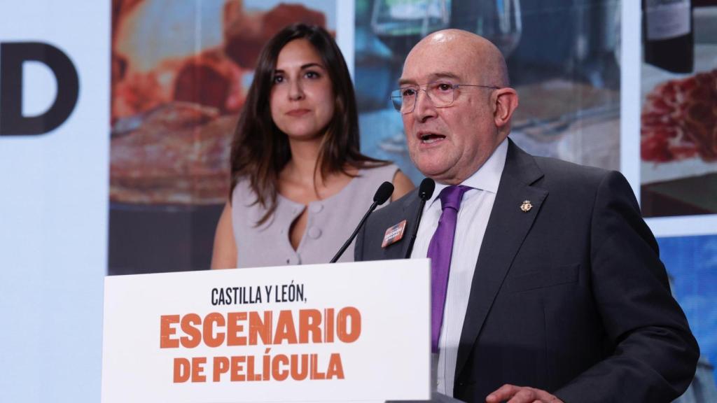 Jesús Julio Carnero y Blanca Jiménez presentan el calendario de eventos de Valladolid en el stand de la Junta de Castilla y León en Fitur.