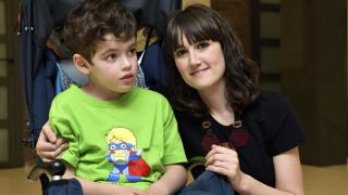 Ana Mourelo junto a su hijo Aitor Brocal, quien sufría el síndrome de duplicación MECP2.