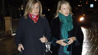 Cari Lapique y su hermana Myriam a las puertas del Teatro Real el pasado 22 de enero.