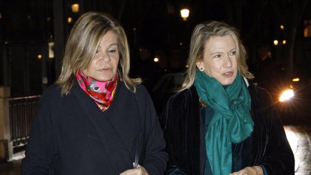 Cari Lapique y su hermana Myriam a las puertas del Teatro Real el pasado 22 de enero.