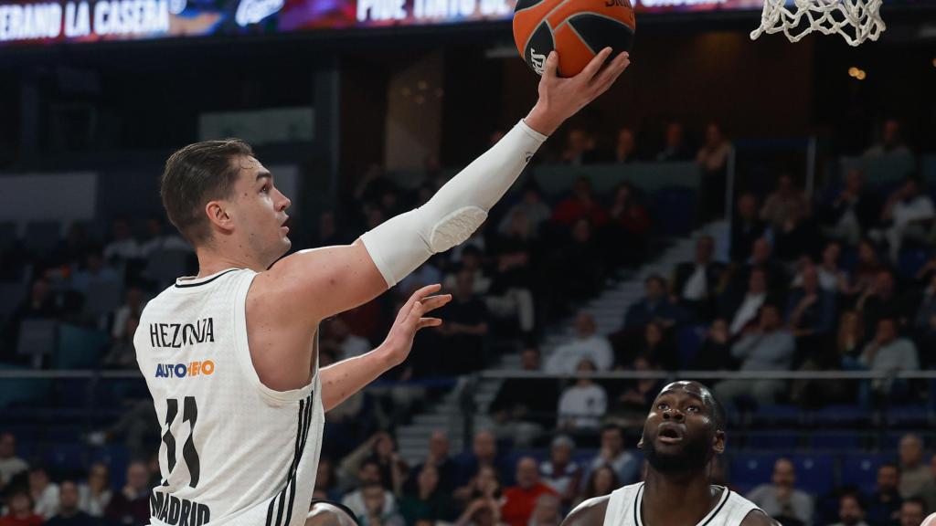 Mario Hezonja entra a canasta en el partido ante Baskonia.