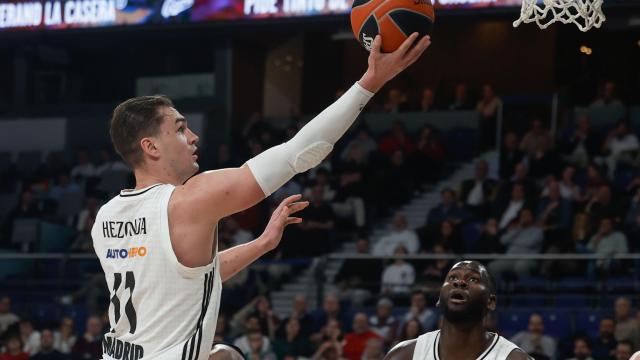 Mario Hezonja entra a canasta en el partido ante Baskonia.