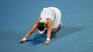 Paula Badosa, en el suelo en el partido ante Sabalenka.