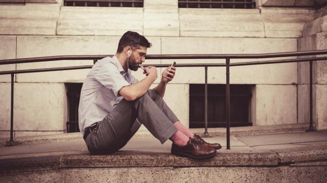 Un hombre mira un vídeo en su smartphone