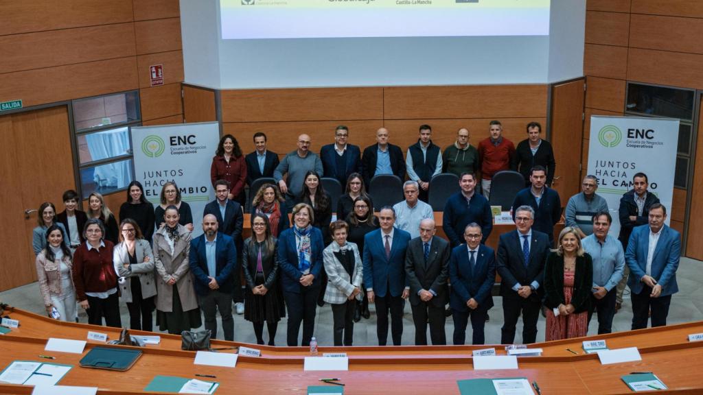 Foto de familia de la inauguración del Programa de Alta Dirección de la Escuela de Negocios Cooperativos.