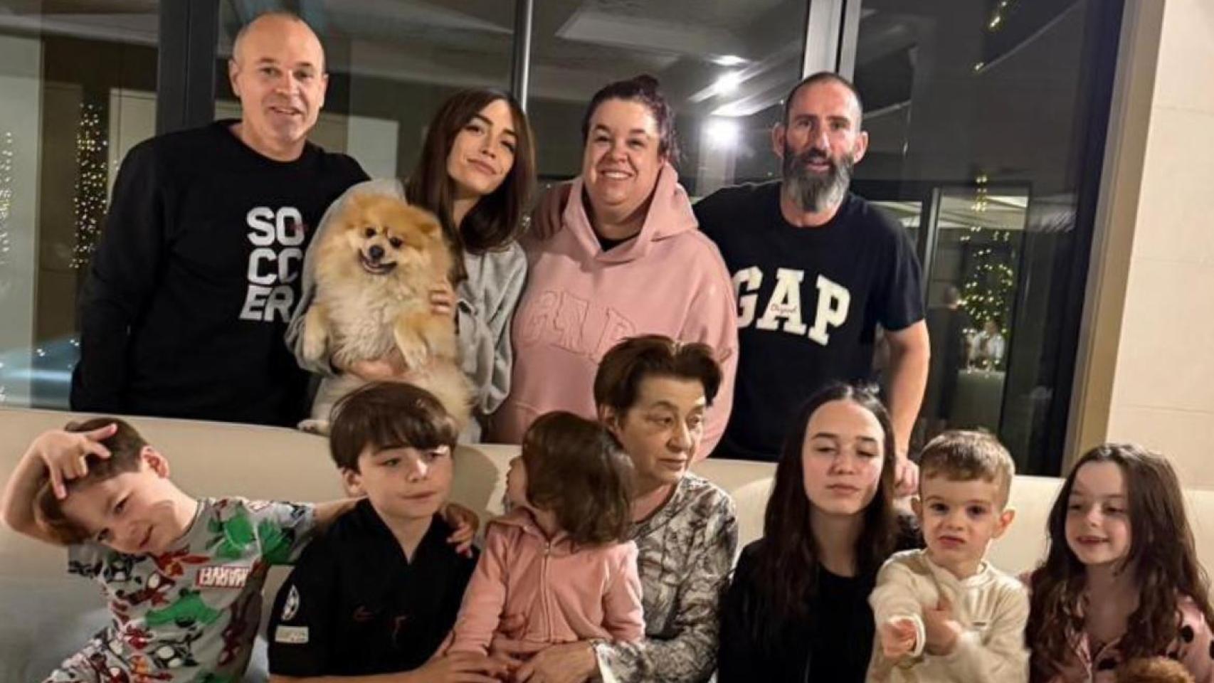 Andrés Iniesta celebra en familia el cumpleaños de su madre