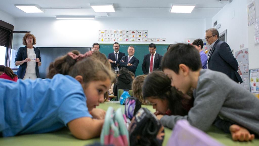 Emiliano García-Page visitando un colegio en Castilla-La Mancha.
