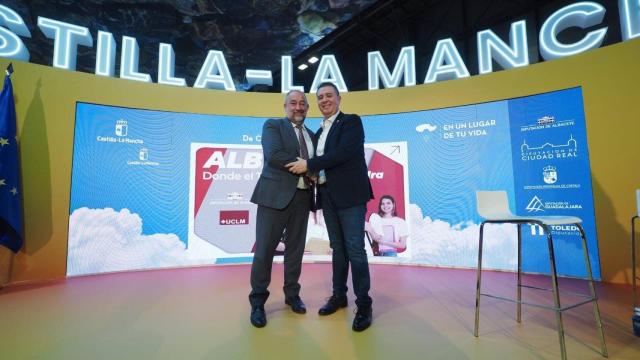 El rector de la UCLM, José Julián Garde y el presidente de la Diputación de Albacete, Santiago Cabañero, este jueves en Fitur.