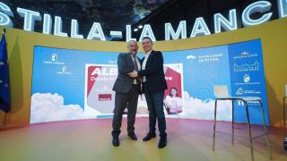 El rector de la UCLM, José Julián Garde y el presidente de la Diputación de Albacete, Santiago Cabañero, este jueves en Fitur.