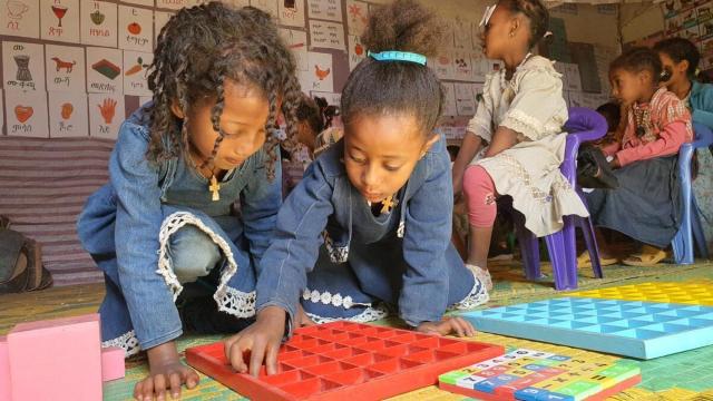 Niños en Etiopía jugando a la vez que aprenden.
