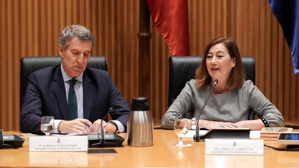 Alberto Núñez Feijóo, presidente del PP, junto a Francina Armengol, presidenta del Congreso.