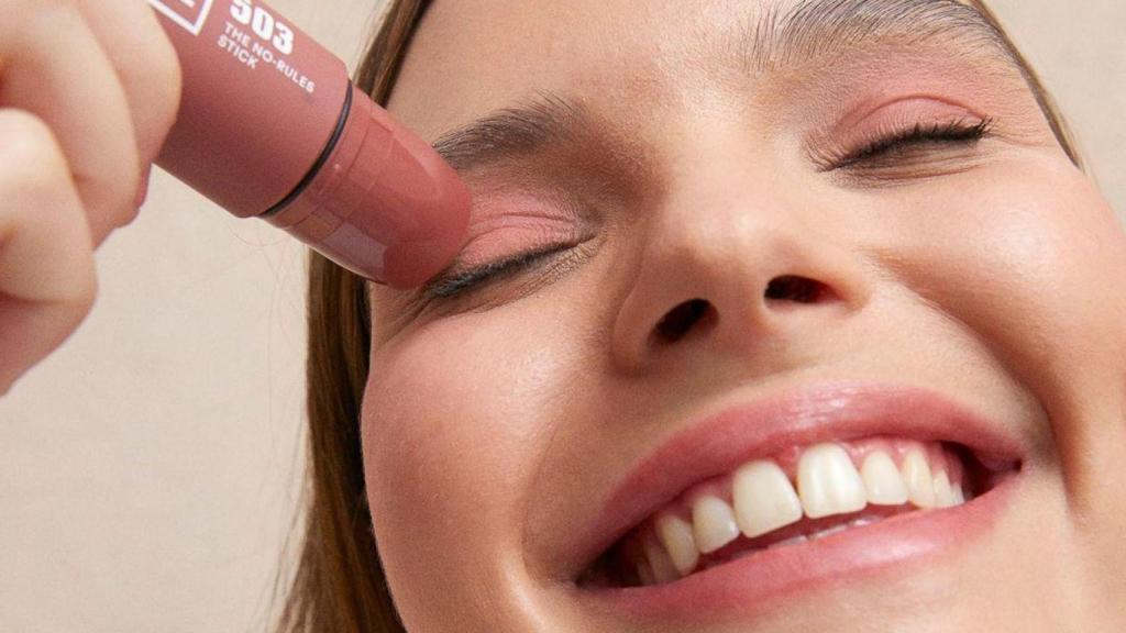 Colorete, sombra de ojos y pintalabios: el stick 3 en 1 de 3INA que está arrasando en ventas (y todas queremos)