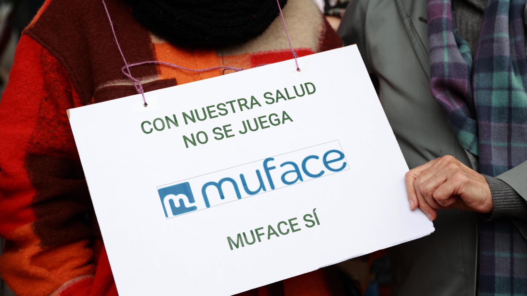 Una de las manifestaciones convocadas por funcionarios ante una de las sedes de Muface durante 2025.