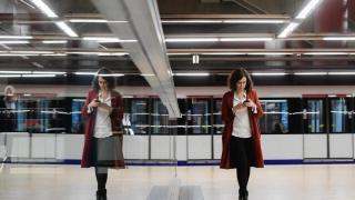 La presidenta de la Comunidad de Madrid, Isabel Díaz Ayuso, en el interior de una estación de metro.
