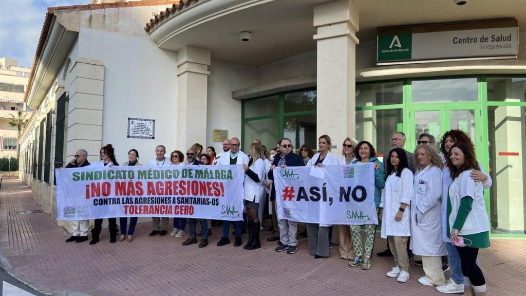 Protesta de los profesionales tras la agresión.