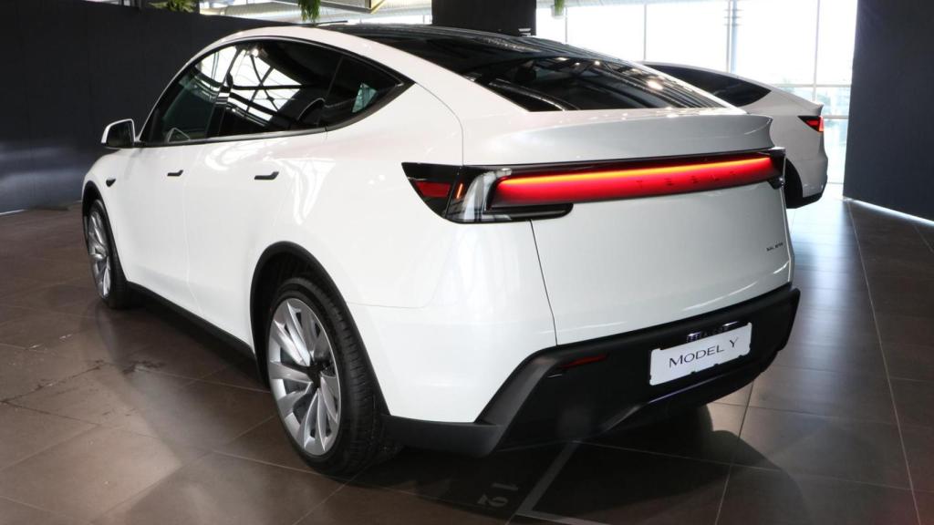 La trasera cambia con el nuevo portón y la gran tira de luces led.