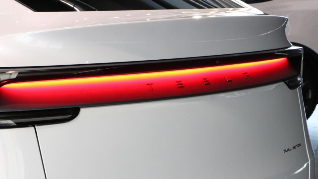 La tira de luces led trasera mide 1,6 metros de largo.