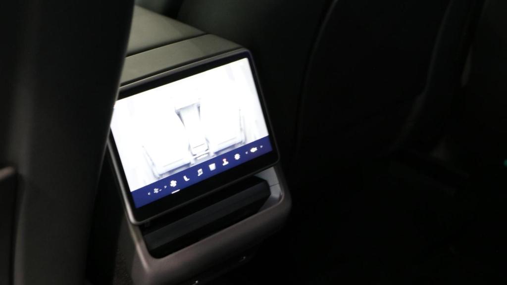 Los asientos traseros cuentan con una pantalla de 8 pulgadas.
