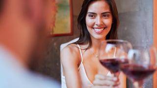 Mujer brindando con vino.