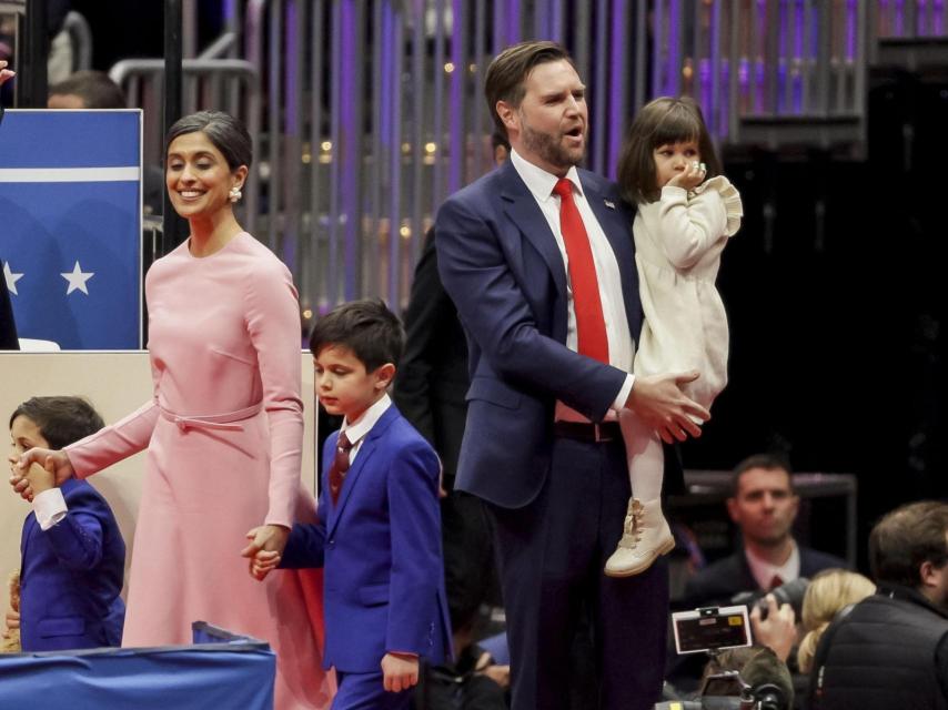 El vicepresidente y su esposa, con sus tres hijos en la toma de posesión de Trump.