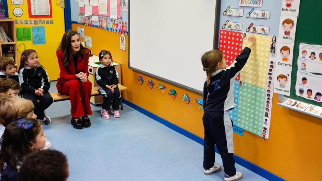La Reina, en una de las aulas del centro.