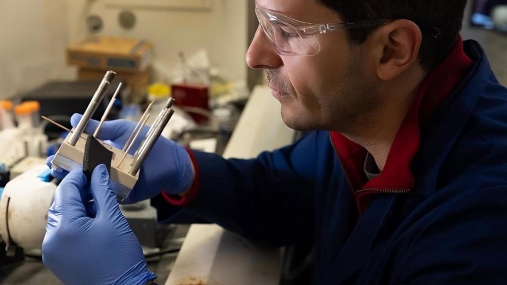 Jovan Kamcev con los componentes necesarios para la desalinización del agua de mar