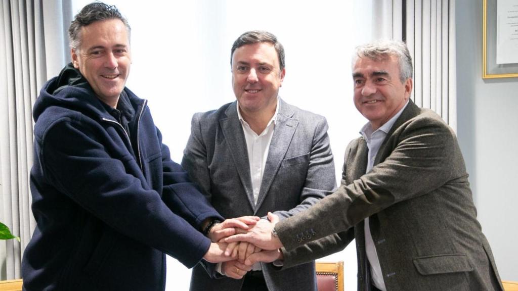Borja Pena, Valentín González Formoso y Jesús Manuel López, tras la firma del convenio de gestión del CEI.