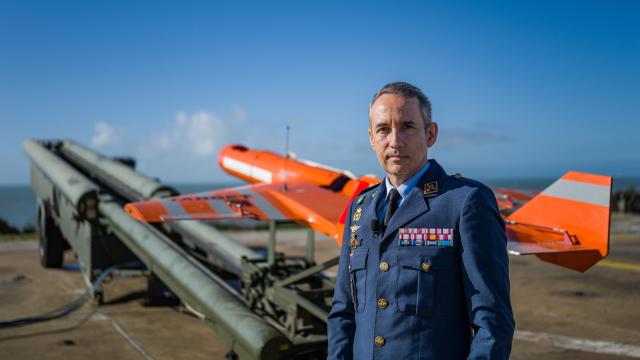 José Antonio Quesada, coronel del Ejército del Aire y del Espacio y director del Centro De Experimentación De El Arenosillo y del Centro de Ensayos para Unmanned Systems, posa junto a al SCRAB II, un dron 'blanco aéreo' de la empresa española SCR.