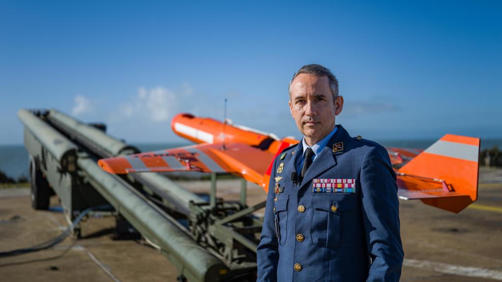 José Antonio Quesada, coronel del Ejército del Aire y del Espacio y director del Centro De Experimentación De El Arenosillo y del Centro de Ensayos para Unmanned Systems, posa junto a al SCRAB II, un dron 'blanco aéreo' de la empresa española SCR.