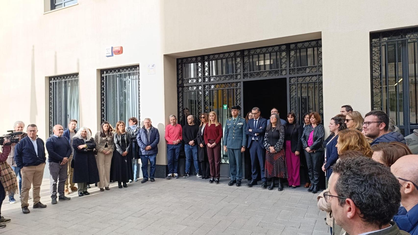 Mariola Guevara, delegada del Gobierno en Murcia (c), este jueves, durante el acto de repulsa a la muerte de una mujer en Torreagüera.