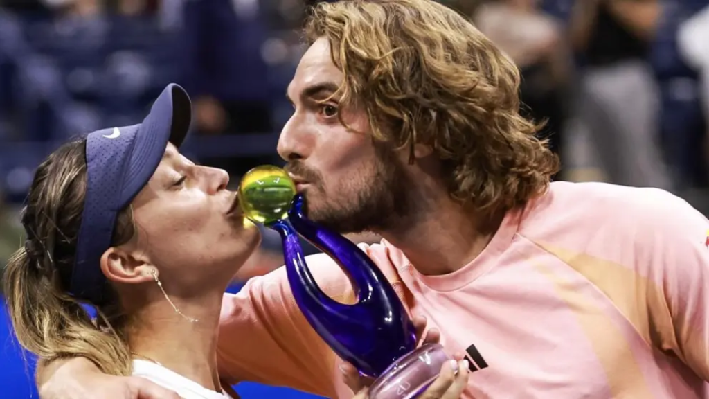 Paula Badosa y Stefanos Tsitsipas celebrando la victoria.